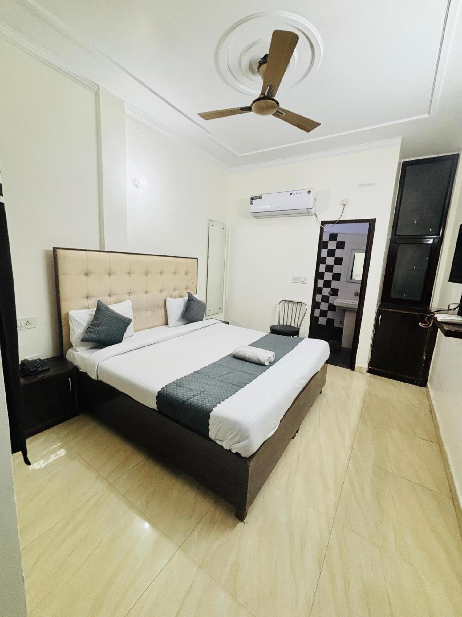 Hotel Kb Square Near Chandigarh Railway Station Chandīgarh Quarto foto