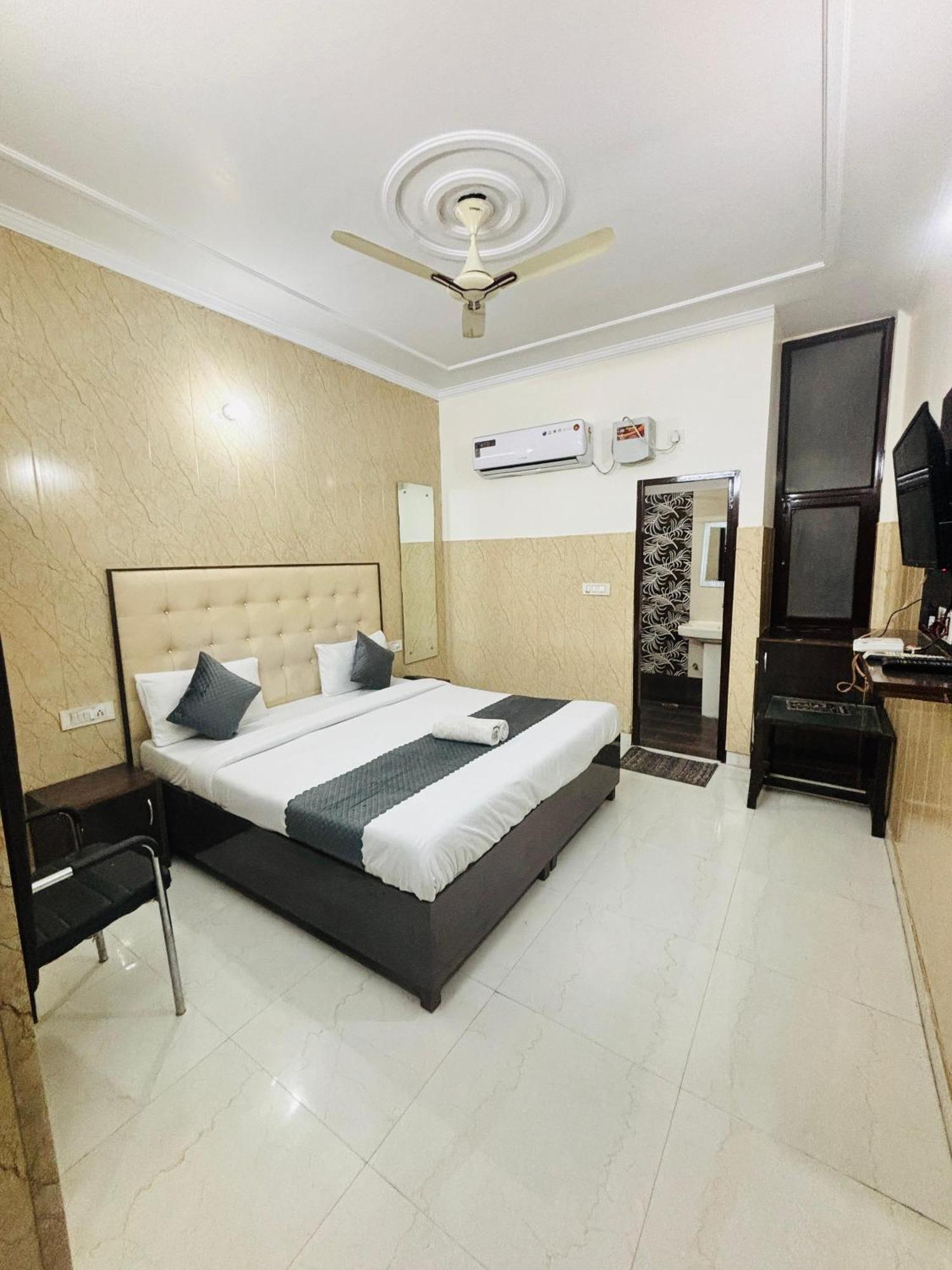 Hotel Kb Square Near Chandigarh Railway Station Chandīgarh Quarto foto