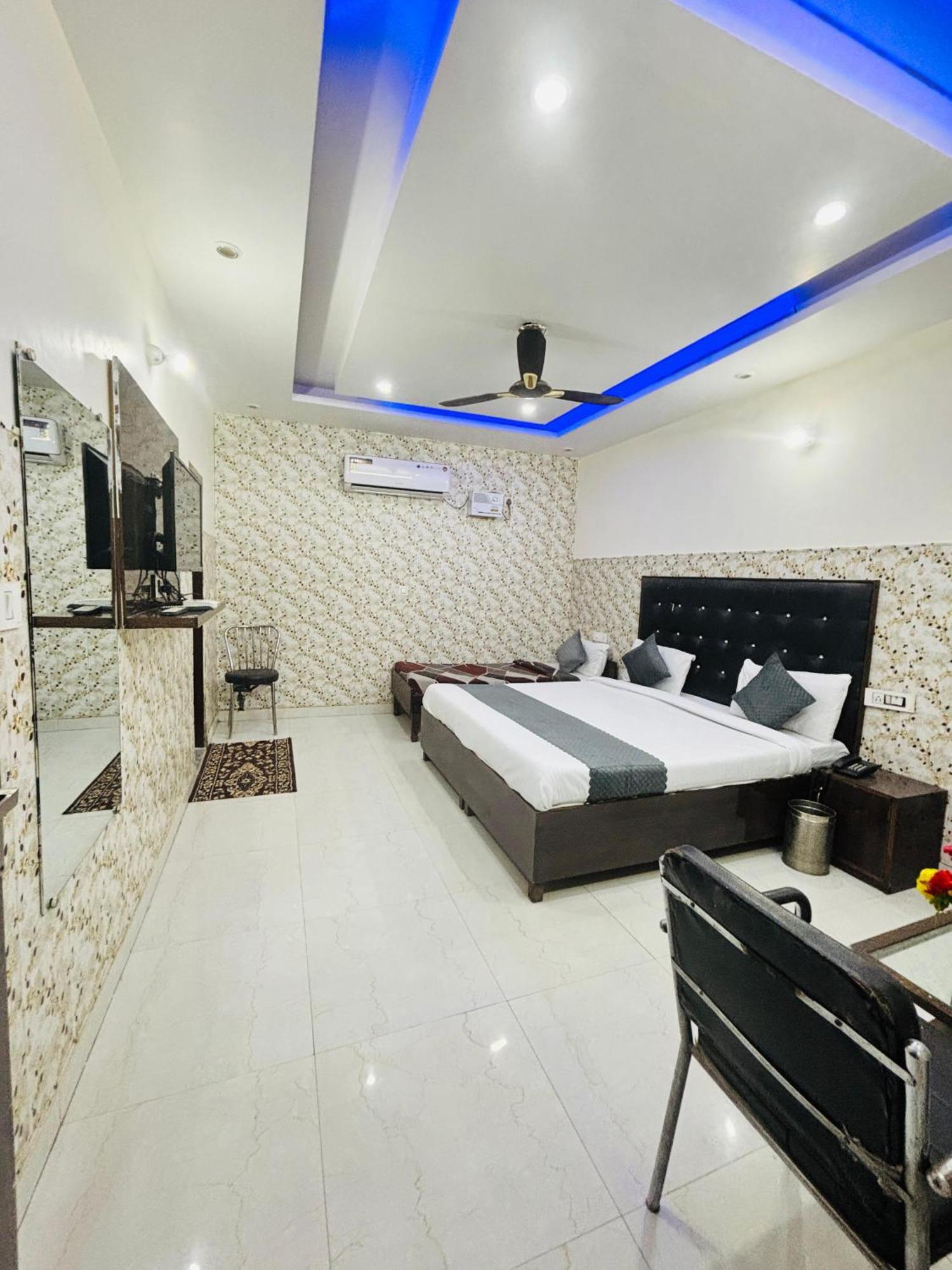Hotel Kb Square Near Chandigarh Railway Station Chandīgarh Quarto foto