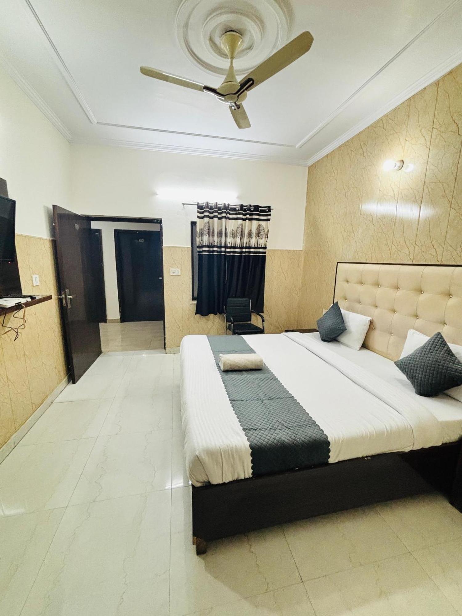 Hotel Kb Square Near Chandigarh Railway Station Chandīgarh Quarto foto